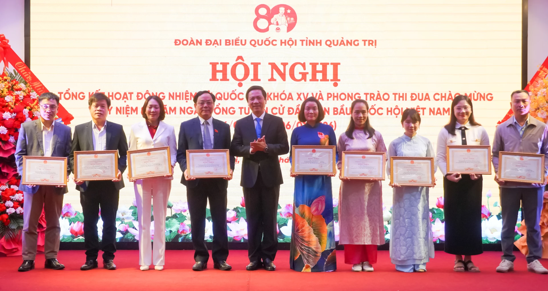 Đồng chí Hoàng Nam, Phó Chủ tịch Thường trực UBND tỉnh trao bằng khen của Chủ tịch UBND tỉnh cho các cá nhân - Ảnh: N.H      