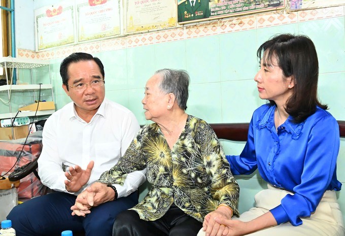 Đồng chí Nguyễn Văn Được đến thăm mẹ Việt Nam anh hùng Nguyễn Thị Hữu Tài. (Ảnh: SGGP)