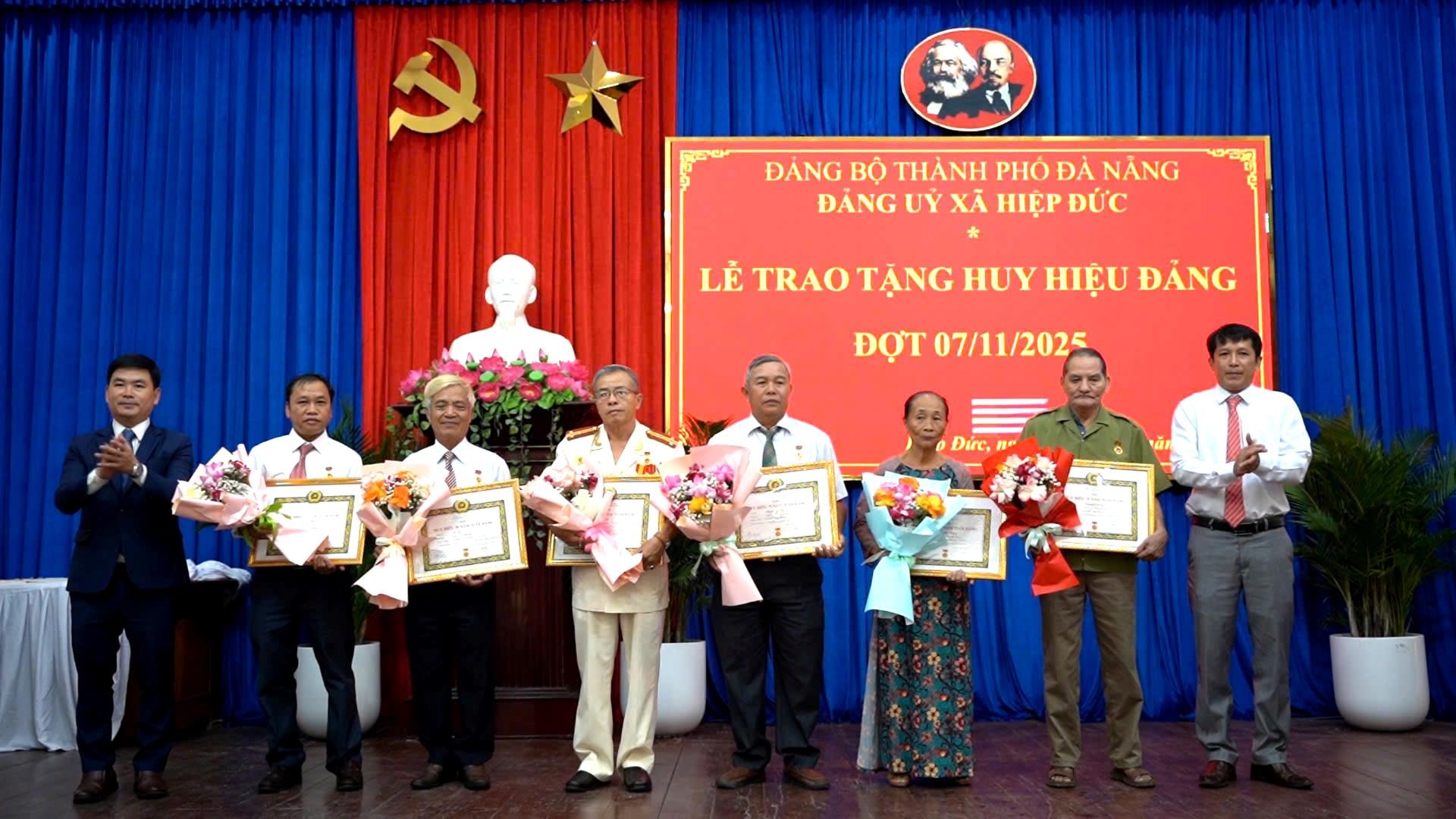 lanh-dao-dang-uy-xa-hiep-duc-trao-huy-hieu-dang-cho-cac-dang-vien.-anh-gia-phuc(1).jpg