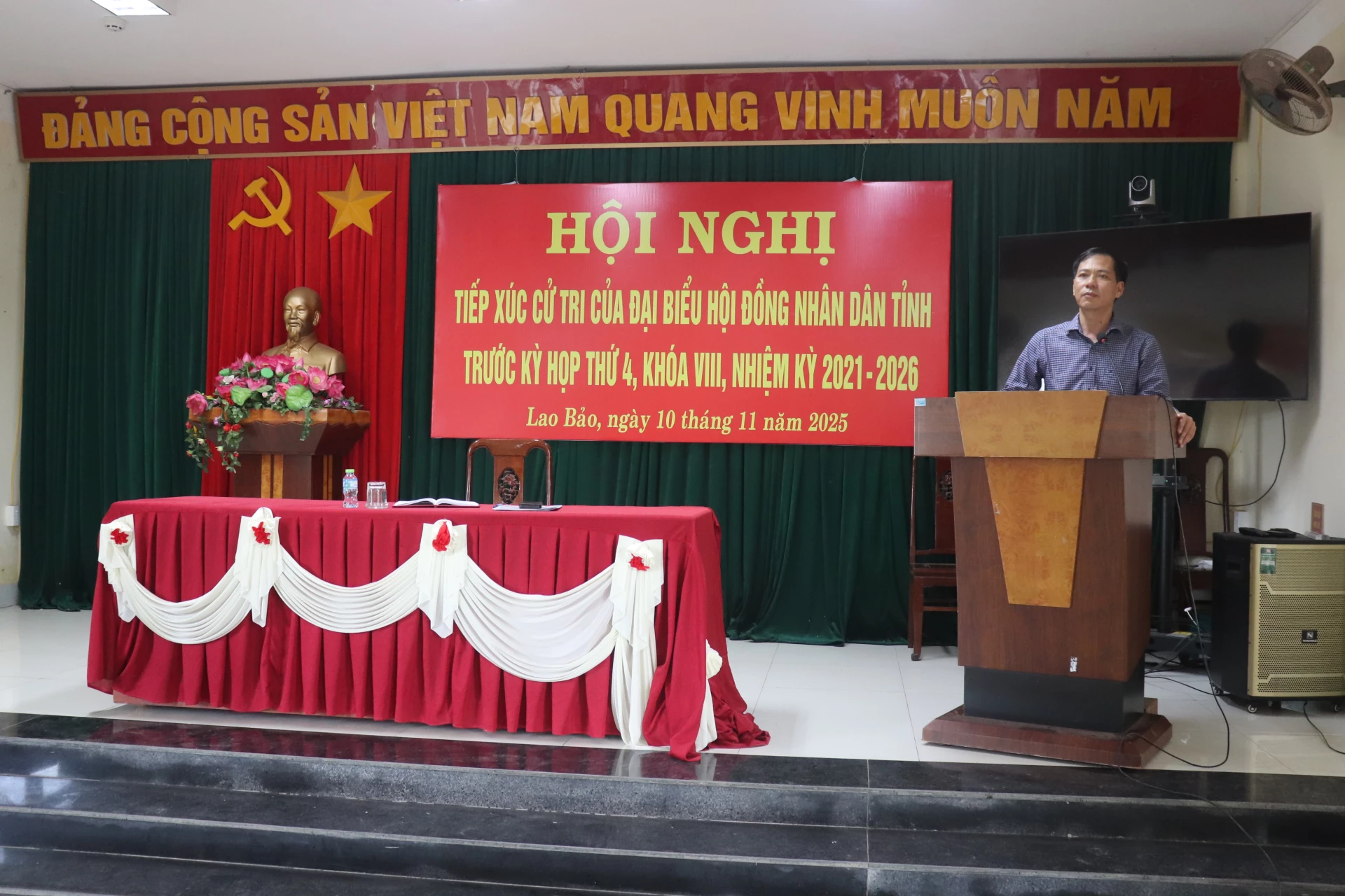 Đồng chí Nguyễn Đăng Ánh trao đổi một số vấn đề liên quan được cử tri quan tâm - Ảnh: T.P