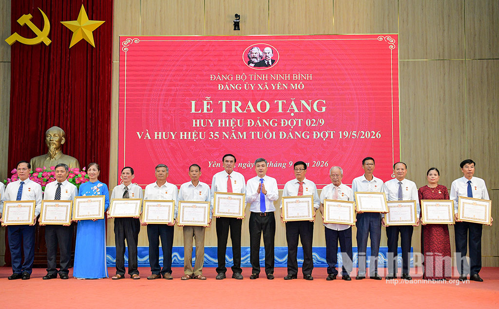 Đồng chí Phạm Duy Hưng, Ủy viên Ban Thường vụ Tỉnh ủy, Chánh Văn phòng Tỉnh ủy trao tặng Huy hiệu 35 năm tuổi Đảng đợt 19/5 cho các đảng viên.