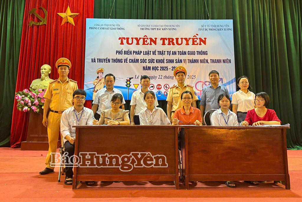 Đại diện cán bộ, giáo viên, học sinh của nhà trường ký cam kết chấp hành nghiêm các quy định về trật tự, an toàn giao thông. Ảnh: Thu Thủy