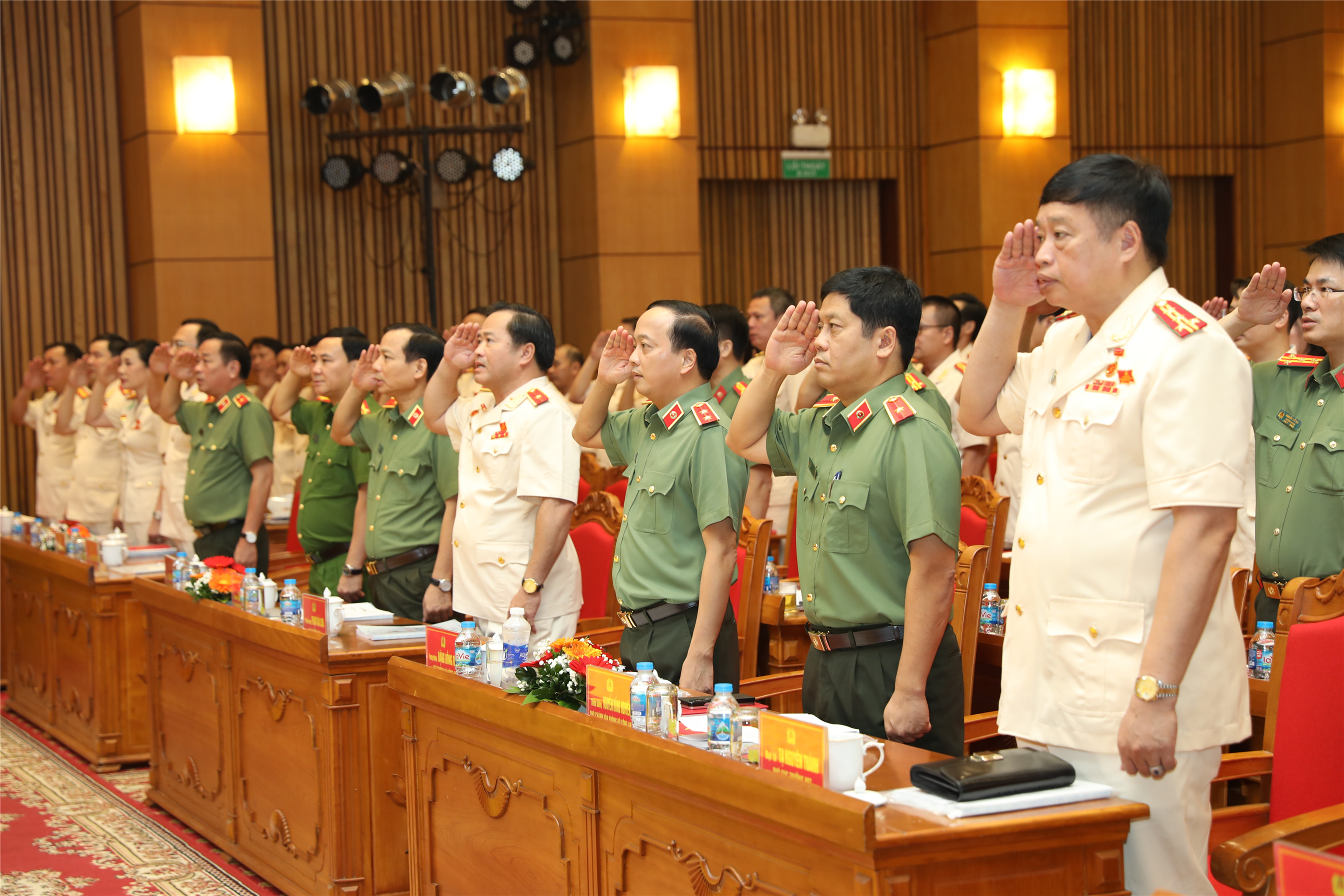 Các đại biểu thực hiện nghi thức chào cờ tại Đại hội.