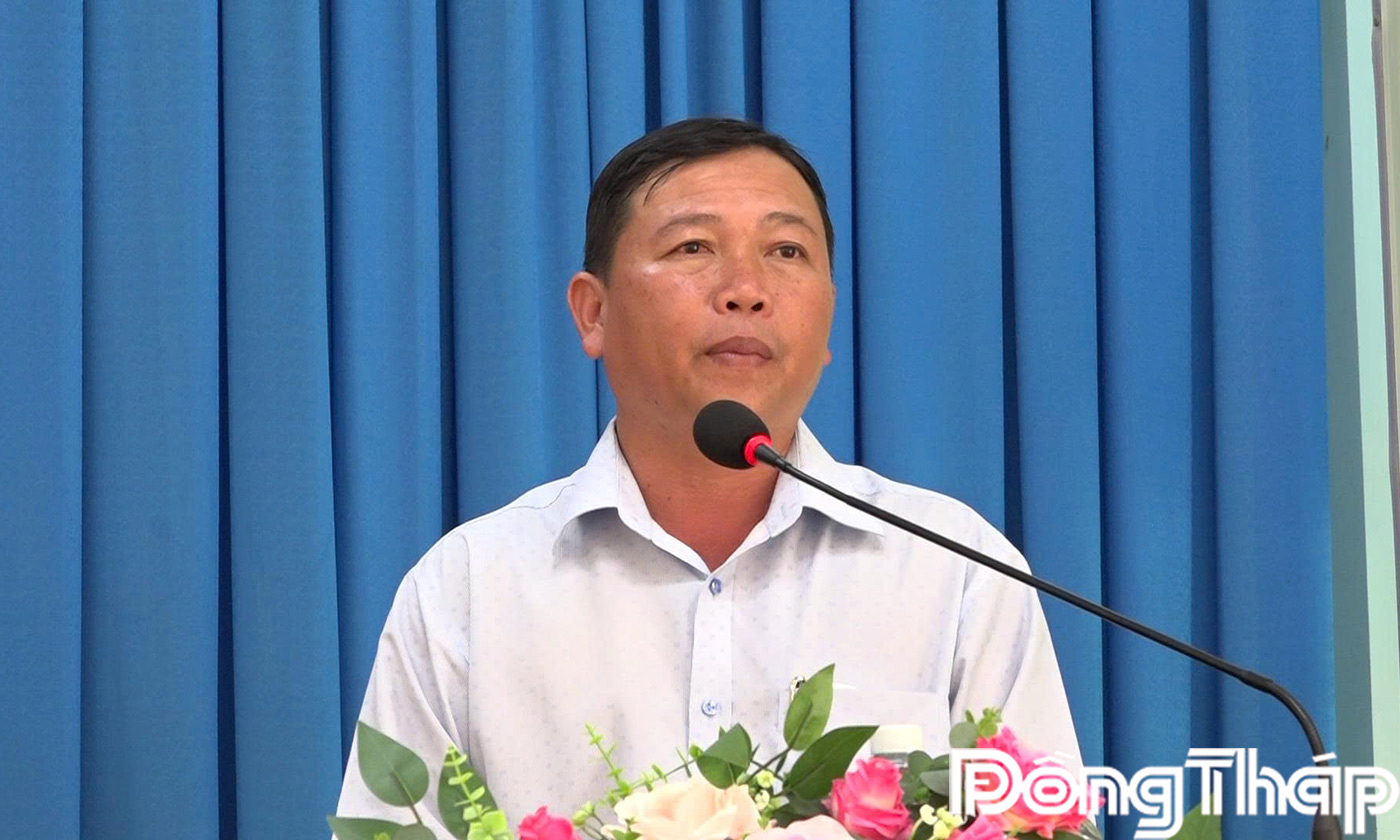 Đồng chí Võ Ngọc Tân, Bí thư Đảng ủy xã Long Bình phát biểu tại hội nghị