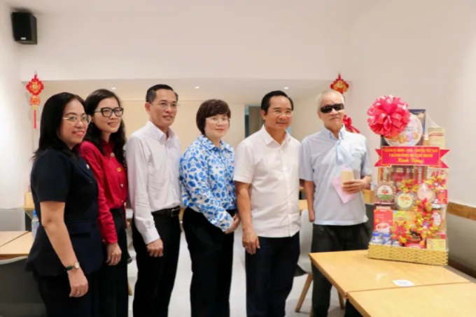 Đoàn đại biểu đến thăm, tặng quà tri ân ông Phạm Quốc An