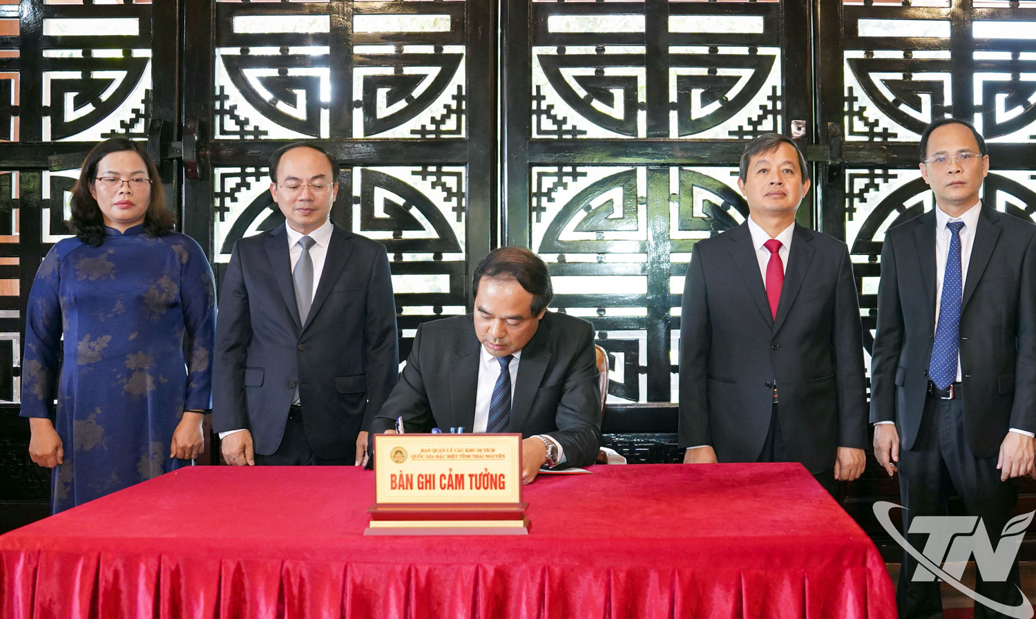 ồng chí Bí thư Tỉnh ủy Trịnh Xuân Trường viết sổ lưu niệm tại Nhà tưởng niệm Chủ tịch Hồ Chí Minh