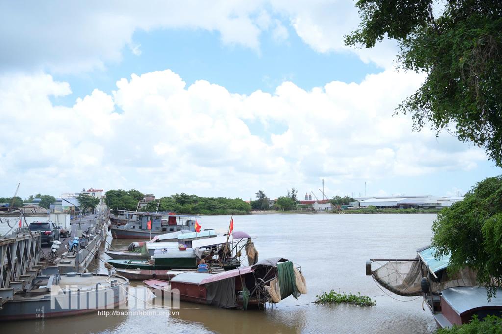 Đánh bắt thủy sản bằng hình thức giã cào, làm cạn kiệt tài nguyên thủy sản (ảnh chụp tại khu vực cầu phao Ninh Cường ngày 12/9/2025).