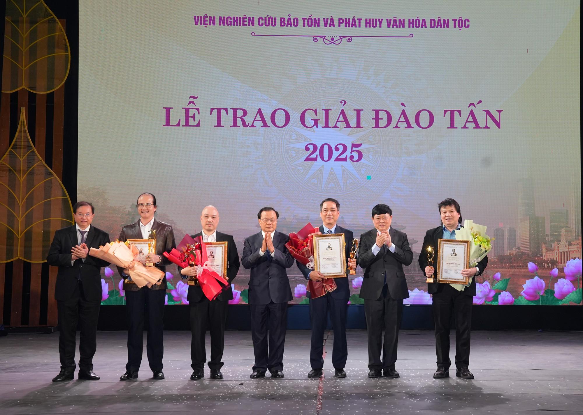 25 năm vì sự nghiệp bảo tồn và phát huy văn hóa dân tộc - Ảnh 2. 25 năm vì sự nghiệp bảo tồn và phát huy văn hóa dân tộc - Ảnh 2.