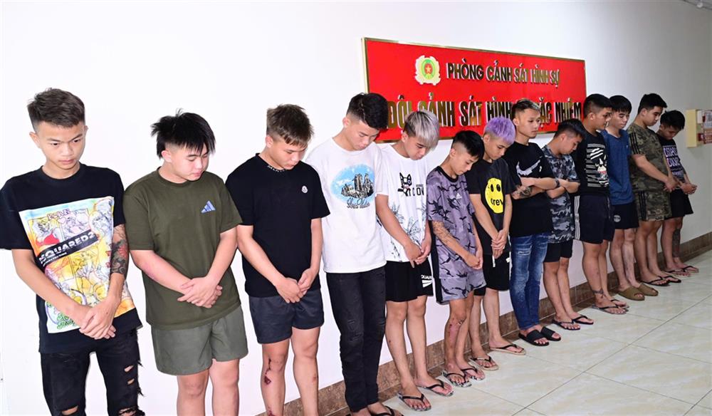 Một số đối tượng thanh thiếu niên tụ tập lạng lách, đánh võng, phóng nhanh, vượt ẩu, gây rối trật tự công cộng bị Cảnh sát hình sự Công an TP bắt giữ.