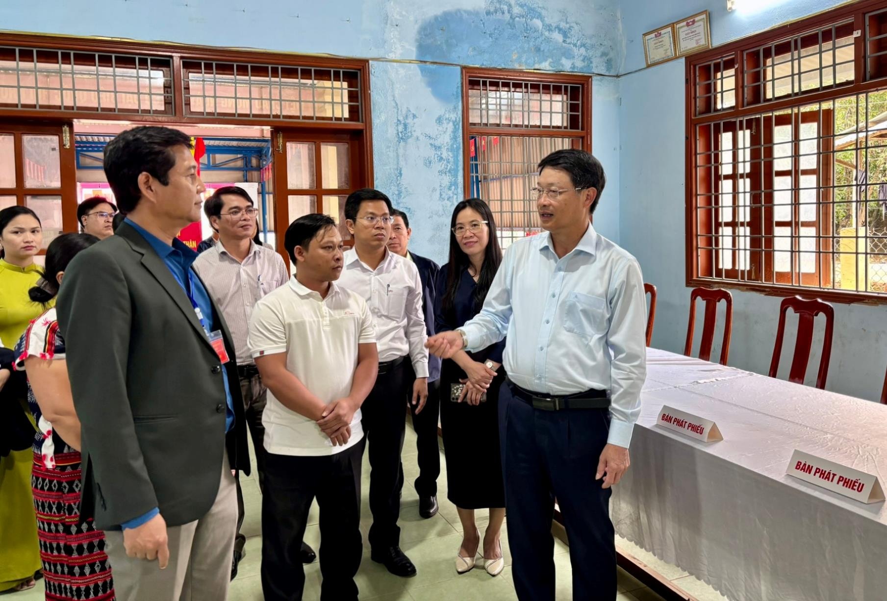 Phó Bí thư Thành ủy Ngô Xuân Thắng kiểm tra khu vực bỏ phiếu số 2 tại xã Thạnh Mỹ. Ảnh: XUÂN THỊNH - VĂN HẢI