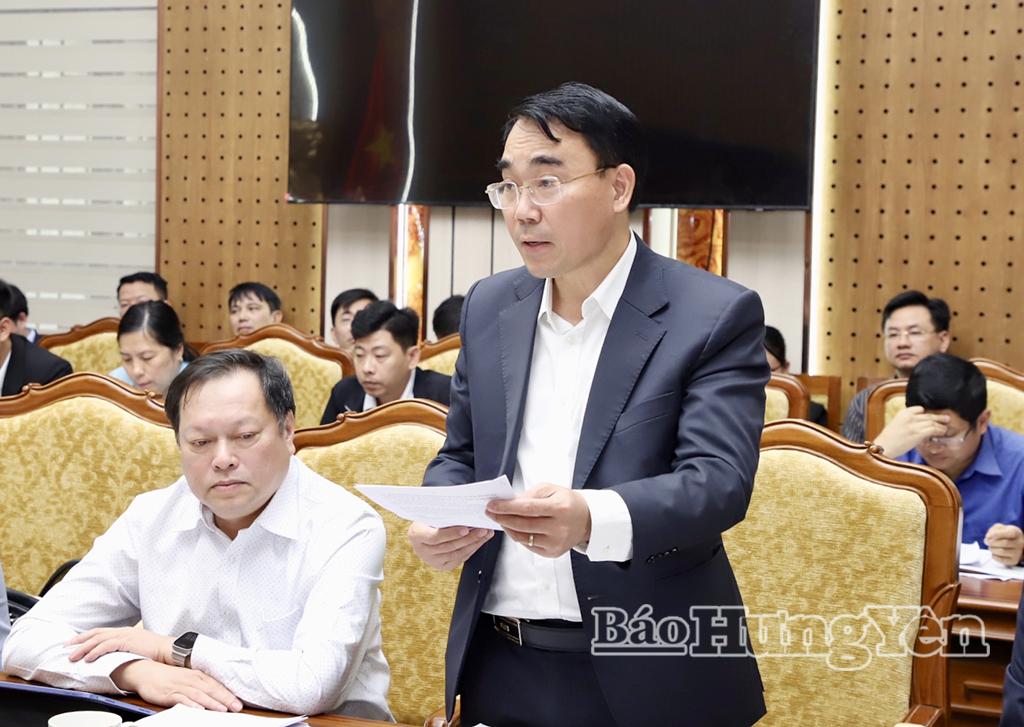 Đại diện Ban Quản l&yacute; dự &aacute;n đầu tư x&acirc;y dựng số 1 b&aacute;o c&aacute;o tại cuộc họp.