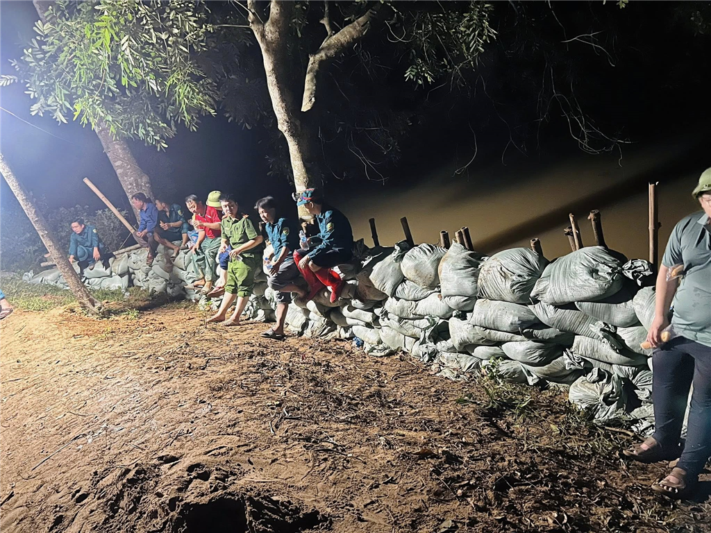 Cảnh sát phòng cháy, chữa cháy và cứu nạn, cứu hộ căng mình trong đêm, cùng chính quyền và Nhân dân gia cố đê tại xã Triệu Sơn.
