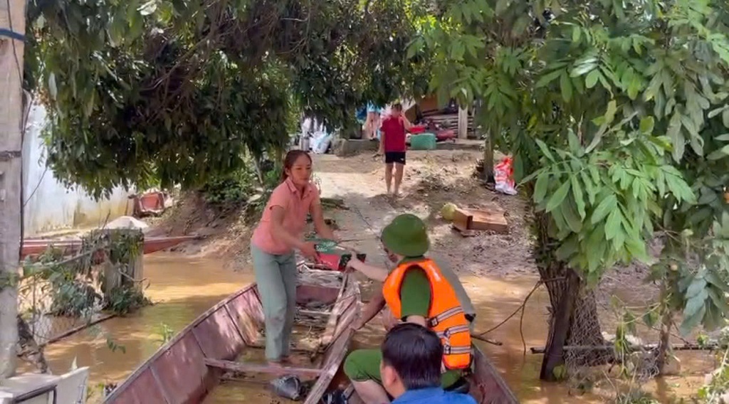 Công an xã Tam Thái chèo thuyền tiếp tế lương thực, nước uống đến tận tay các hộ dân di dời và cô lập.