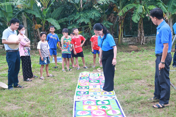 Người dân hòa mình vào không khí sôi nổi, rộn ràng qua các trò chơi tại ngày hội.