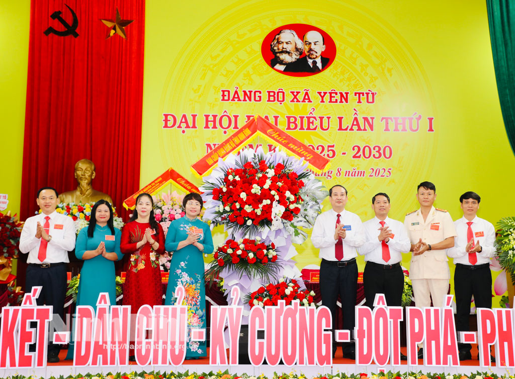 Đồng chí Mai Văn Tuất, Phó Bí thư Tỉnh ủy, Chủ tịch Ủy ban MTTQ Việt Nam tỉnh tặng hoa chúc mừng Đại hội.