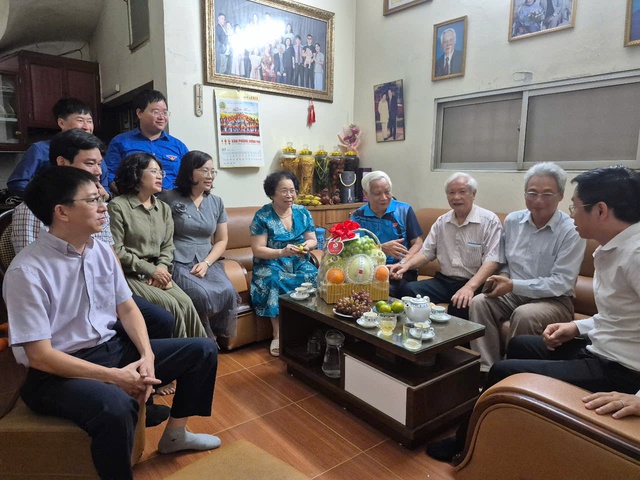 Văn phòng Chính phủ thăm hỏi, tri ân gia đình chính sách, người có công - Ảnh 2.