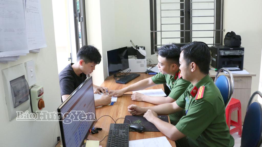 Công an xã Vũ Thư hướng dẫn người dân làm thủ tục xác nhận thông tin nơi cư trú.