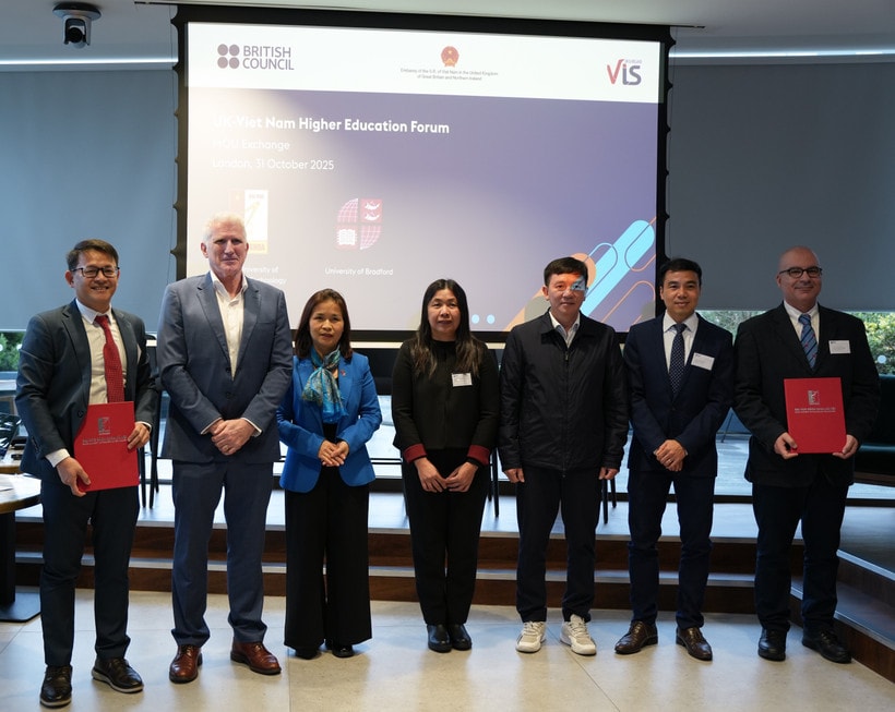 Các trường đại học của hai nước ký kết Biên bản ghi nhớ hợp tác (MOU) tại diễn đàn. (Ảnh: Phong Hà/TTXVN)