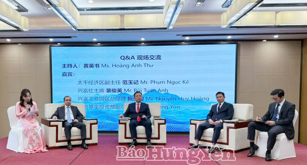 Đại diện Ban Quản lý Khu kinh tế tỉnh, lãnh đạo xã Hưng Phú và nhà đầu tư hạ tầng KCN Hưng Phú giải đáp các nội dung nhà đầu tư Trung Quốc quan tâm.