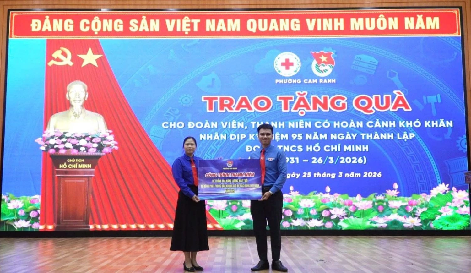 Đoàn phường trao bảng tượng trưng  công trình thanh niên cho Chi đoàn Tổ dân phố Lộc Sơn.