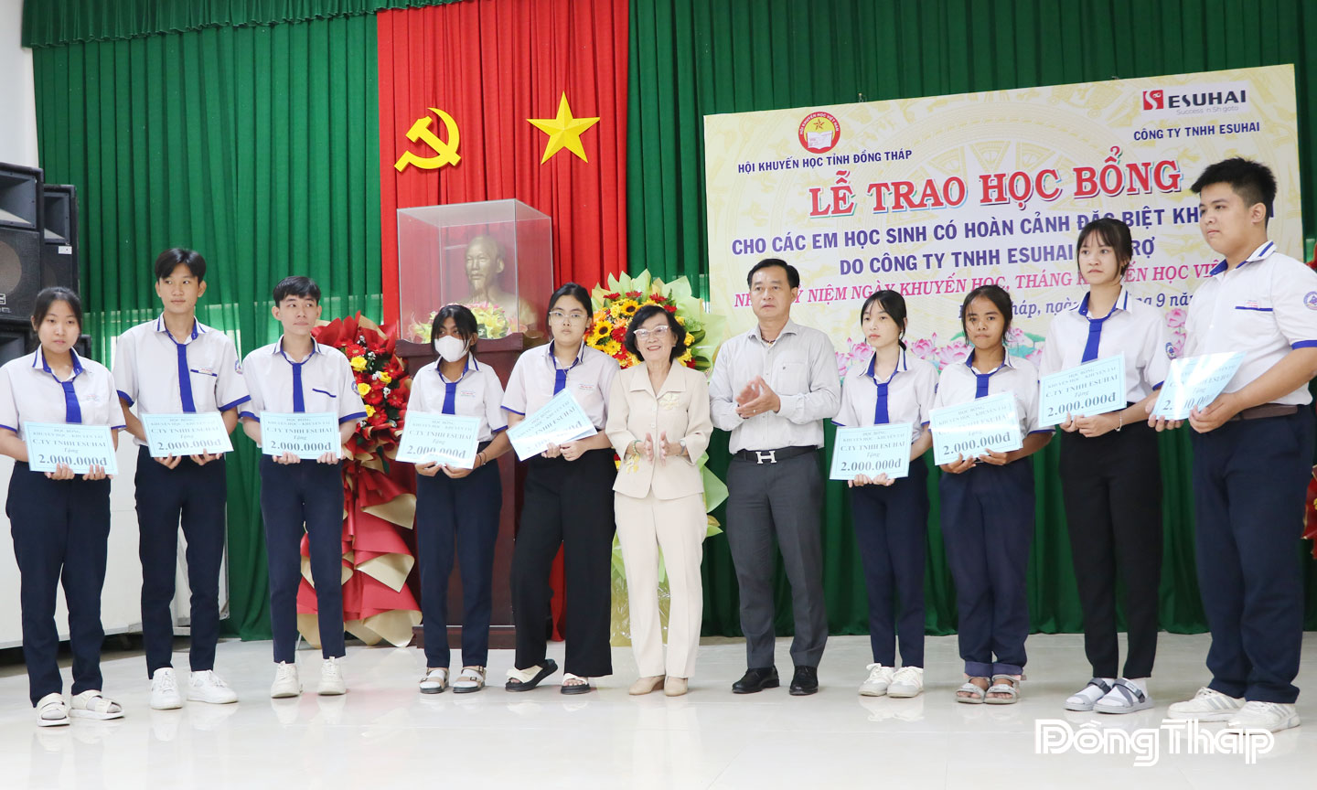Hội Khuyến học tỉnh trao học bổng cho học sinh có hoàn cảnh khó khăn trong tỉnh nhân dịp đầu năm học 2025 - 2026.