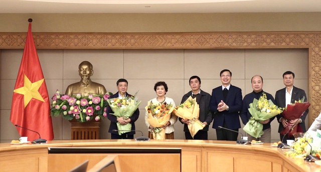 VPCP trao sổ hưu cho c&aacute;c c&aacute;n bộ nghỉ theo chế độ- Ảnh 3.