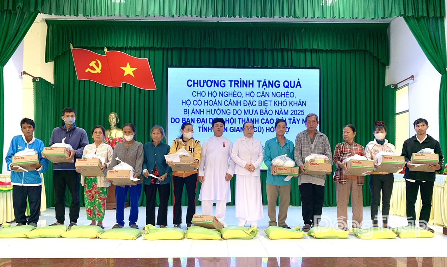 Trao quà hỗ trợ cho các hộ nghèo, hộ cận nghèo, có hoàn cảnh đặc biệt khó khăn bị ảnh hưởng bởi mưa bão năm 2025.