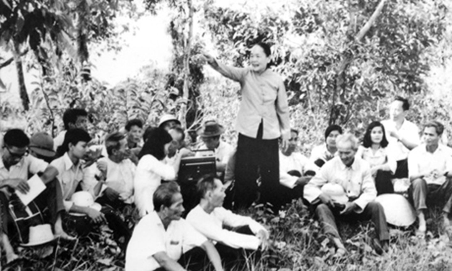 Đồng chí Nguyễn Thị Thập (đứng) về quê hương kể chuyện khởi nghĩa Nam kỳ. Ảnh Tư liệu