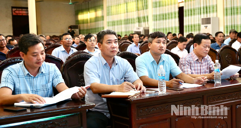 Đại diện lãnh đạo Chi cục Trồng trọt và Bảo vệ thực vật tỉnh cùng đại diện các xã, phường tham dự hội nghị.