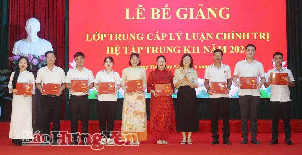 Trường Chính trị Nguyễn Văn Linh tổ chức trao bằng tốt nghiệp Trung cấp lý luận chính trị cho các học viên.