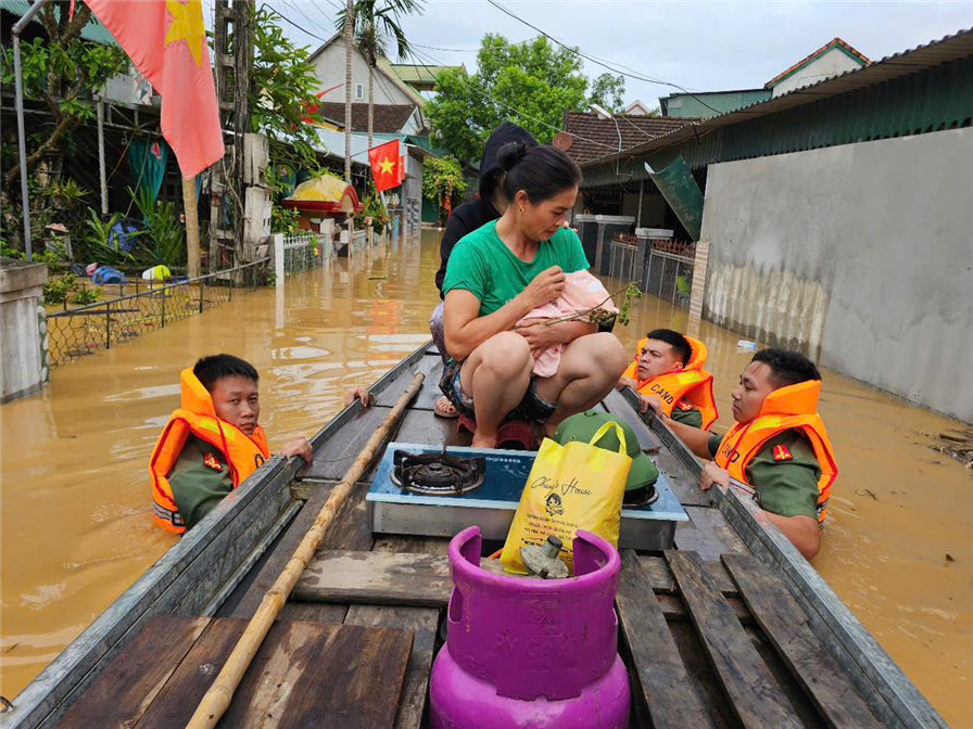 Tổ công tác Công an tỉnh phối hợp với Công an xã Anh Sơn, tỉnh Nghệ An dùng thuyền hỗ trợ đưa mẹ con sản phụ mới sinh 01 ngày (sinh mổ) đến nơi an toàn.