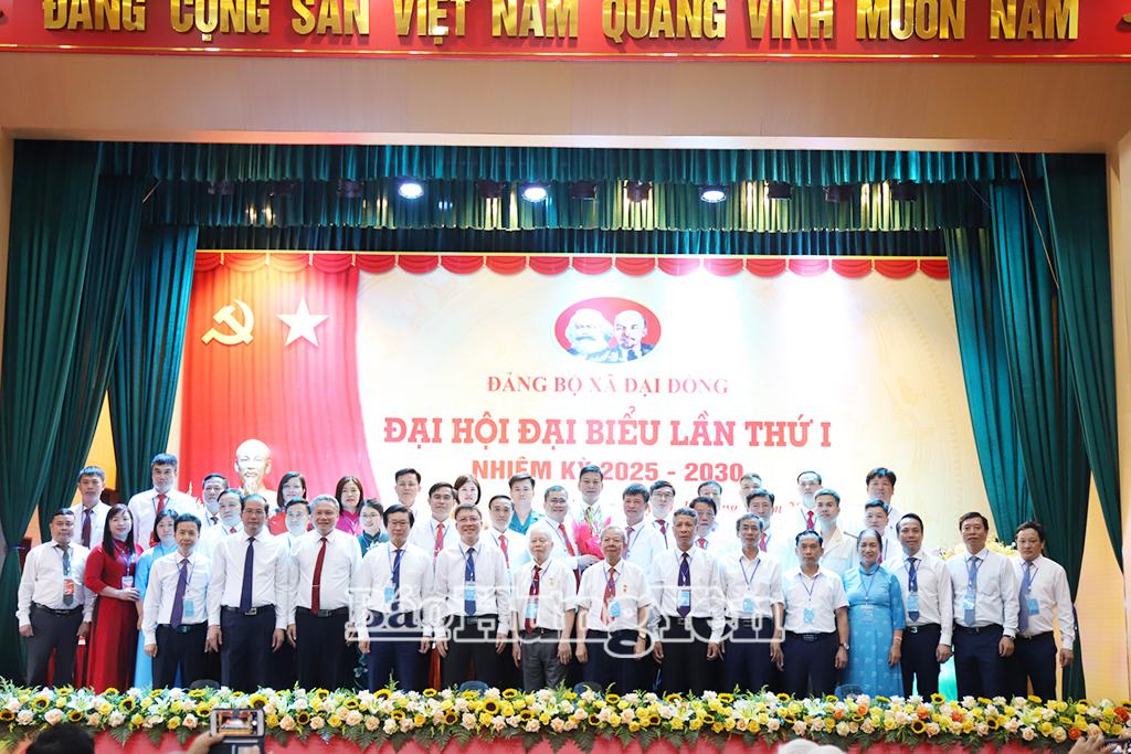 Các đại biểu chụp ảnh lưu niệm tại đại hội