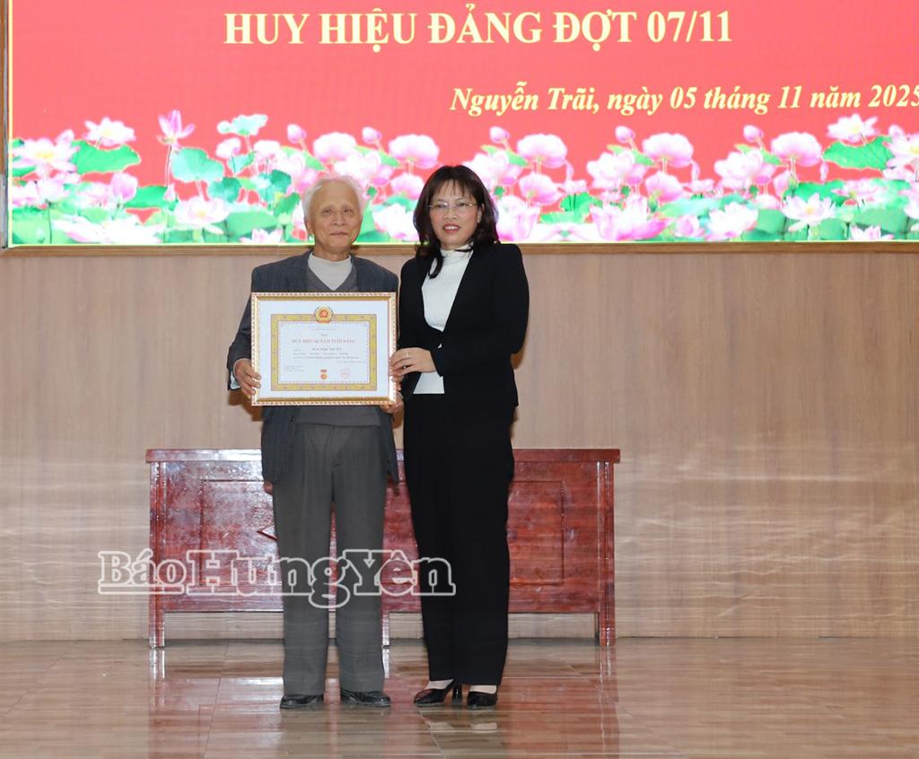 Lãnh đạo xã Nguyễn Trãi trao Huy hiệu 60 năm tuổi Đảng tặng đảng viên Đàm Ngọc Thuyết, Chi bộ thôn Đông Bạn. Ảnh: Đào Doan