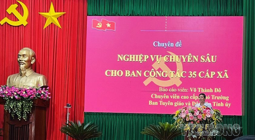 Đồng chí Võ Thành Đô hướng dẫn nghiệp vụ chuyên sâu cho Ban Công tác 35 cấp xã hồi tháng 4/2026.