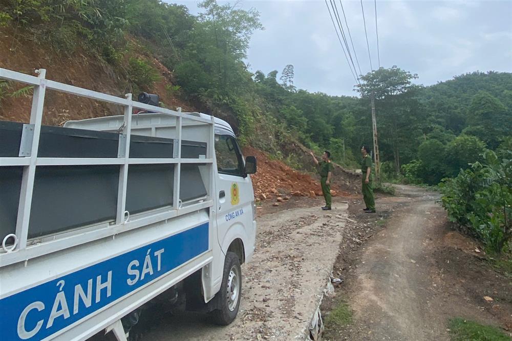 Công an xã Trung Sơn rà soát, cắm cọc cảnh báo tại các điểm nguy cơ sạt lở cao đề phòng nguy hiểm có thể xảy ra.