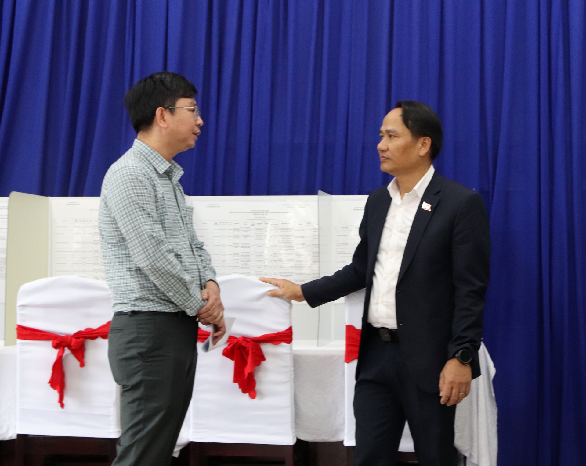 hó Bí thư Thường trực Thành ủy Nguyễn Đình Vĩnh kiểm tra công tác chuẩn bị bầu cử tại phường Hải Vân. Ảnh: TRỌNG HU