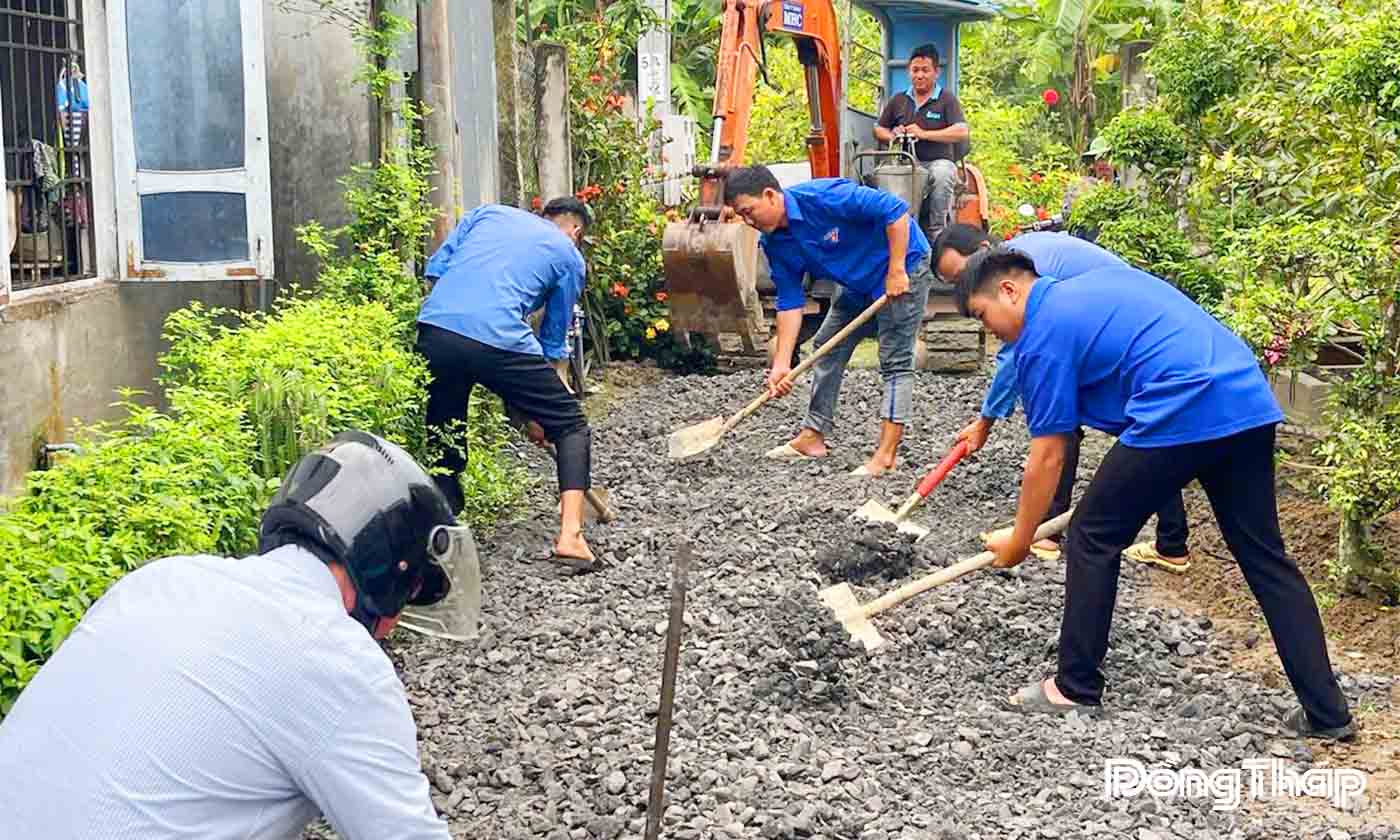 Ủy ban MTTQ Việt Nam xã Long Bình phối hợp cùng các Đoàn thể xã tổ chức ra quân thực hiện công trình sửa chữa tuyến đường giao thông nông thôn.