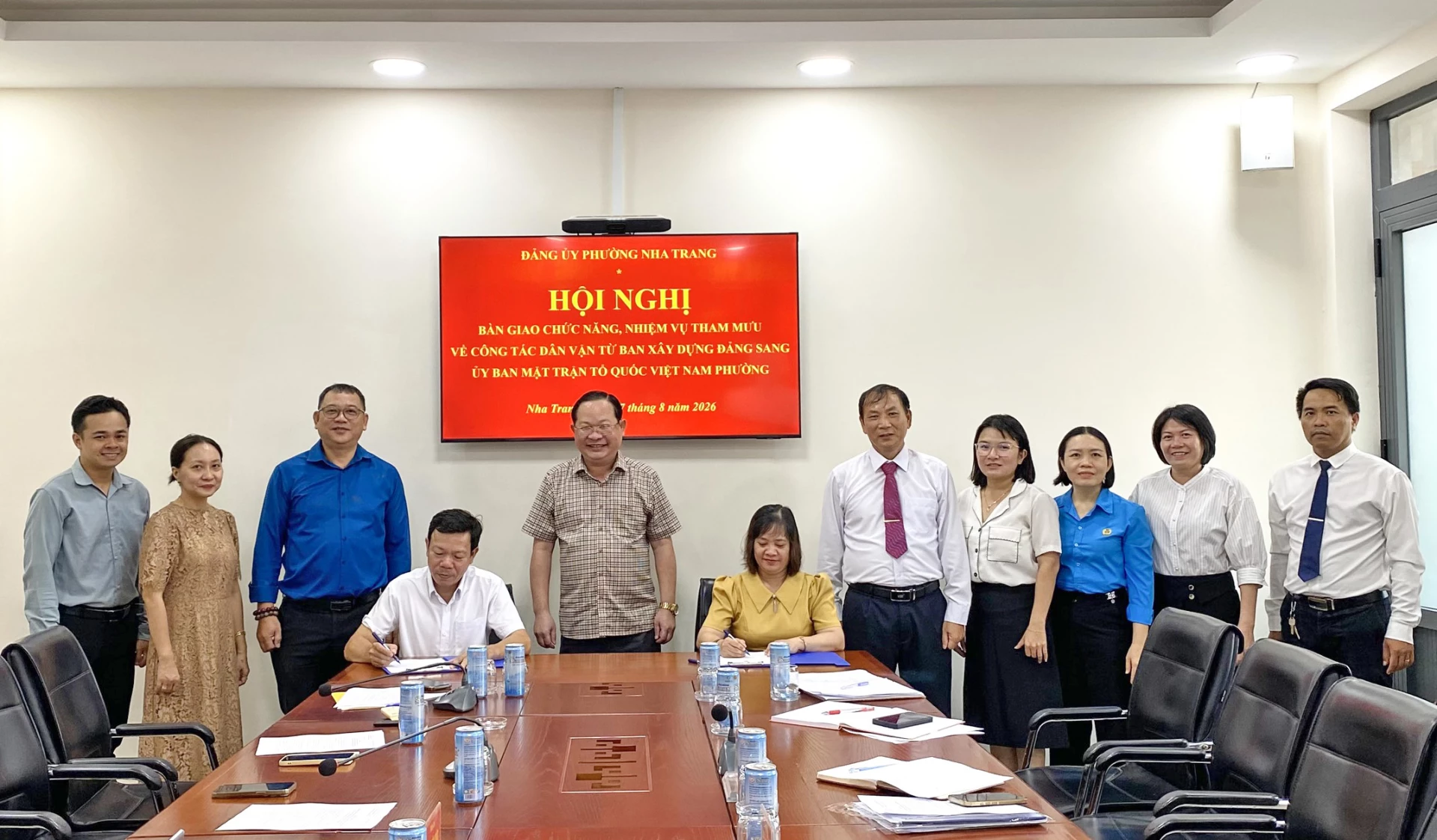 Lãnh đạo Ban Xây dựng Đảng và Ủy ban MTTQ Việt Nam phường ký biên bản bàn giao.