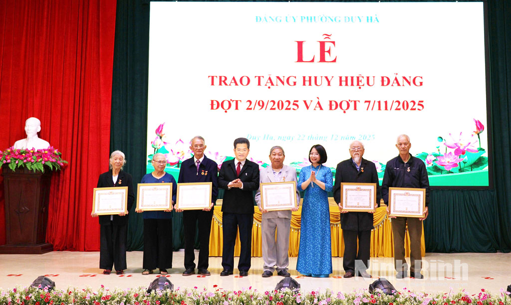 C&aacute;c đồng ch&iacute;: Trần Anh Dũng, Ủy vi&ecirc;n Ban Thường vụ Tỉnh ủy, Ph&oacute; Chủ tịch UBND tỉnh; Ng&ocirc; Thị Hương Lan, B&iacute; thư Đảng ủy, Chủ tịch HĐND phường trao huy hiệu Đảng cho c&aacute;c đồng ch&iacute; Đảng vi&ecirc;n.