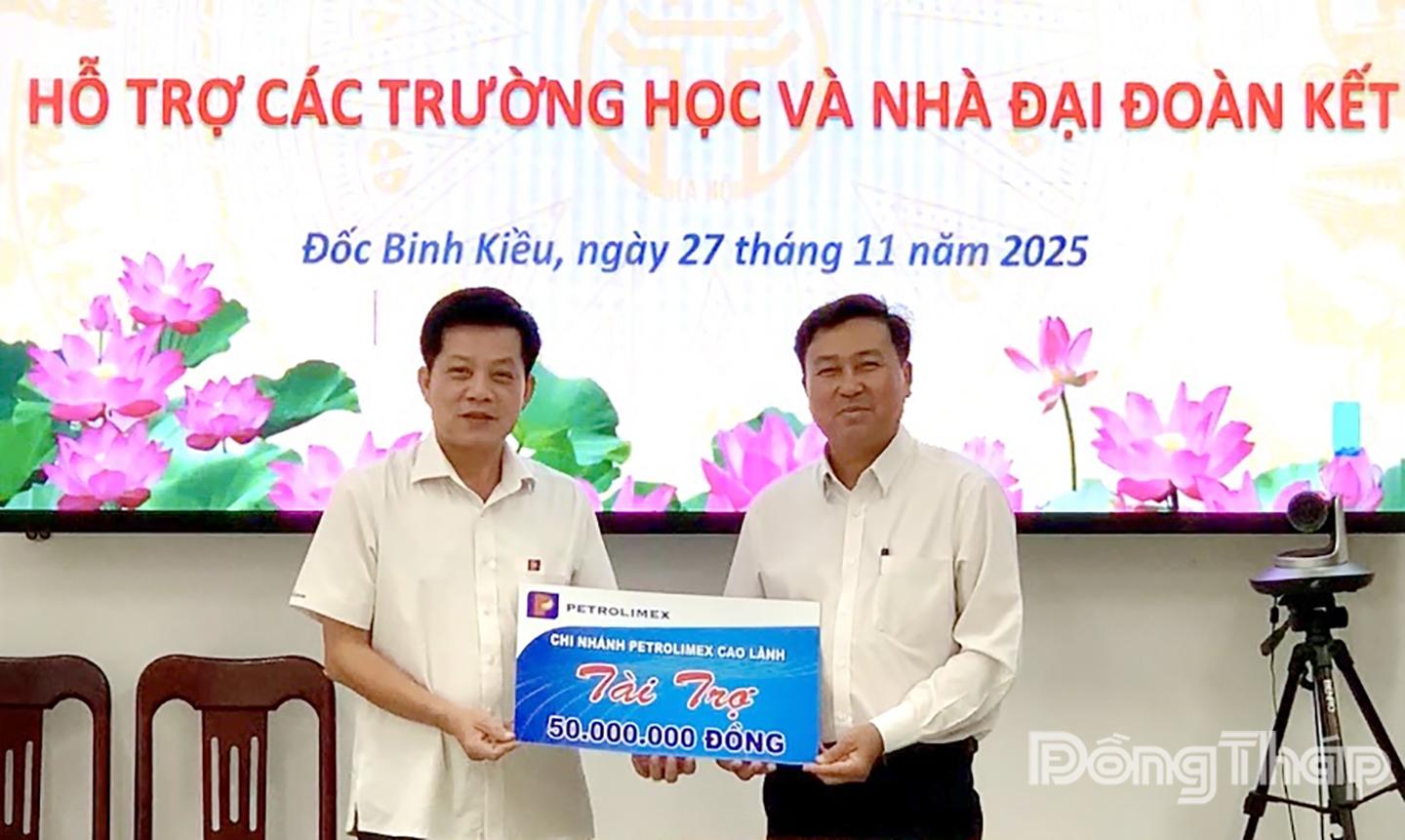 Ông Bùi Thanh Tâm, Giám đốc Chi nhánh Petrolimex Cao Lãnh trao tiền hỗ trợ xây dựng Nhà đại đoàn kết cho xã Đốc Binh Kiều.