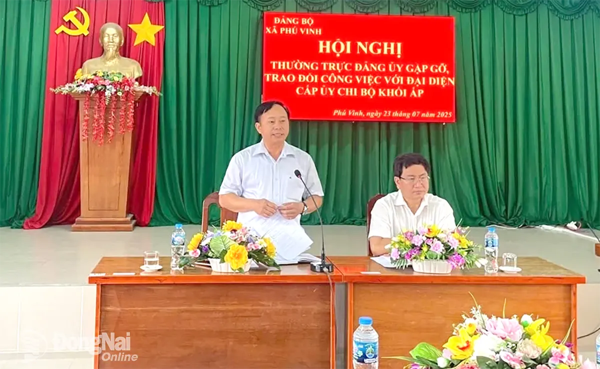 Các đồng chí Bí thư, Phó bí thư Đảng ủy xã chủ trì cuộc họp. Ảnh: ĐVCC