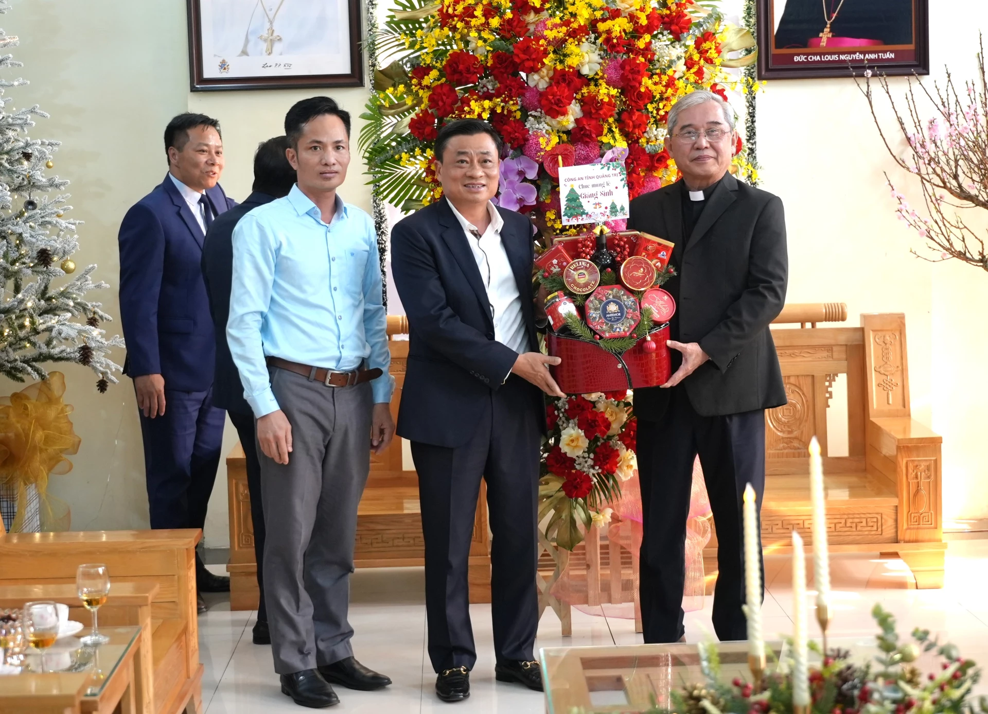 L&atilde;nh đạo C&ocirc;ng an tỉnh tỉnh ch&uacute;c mừng T&ograve;a Gi&aacute;m mục Gi&aacute;o phận H&agrave; Tĩnh nh&acirc;n dịp Lễ gi&aacute;ng sinh 2025    