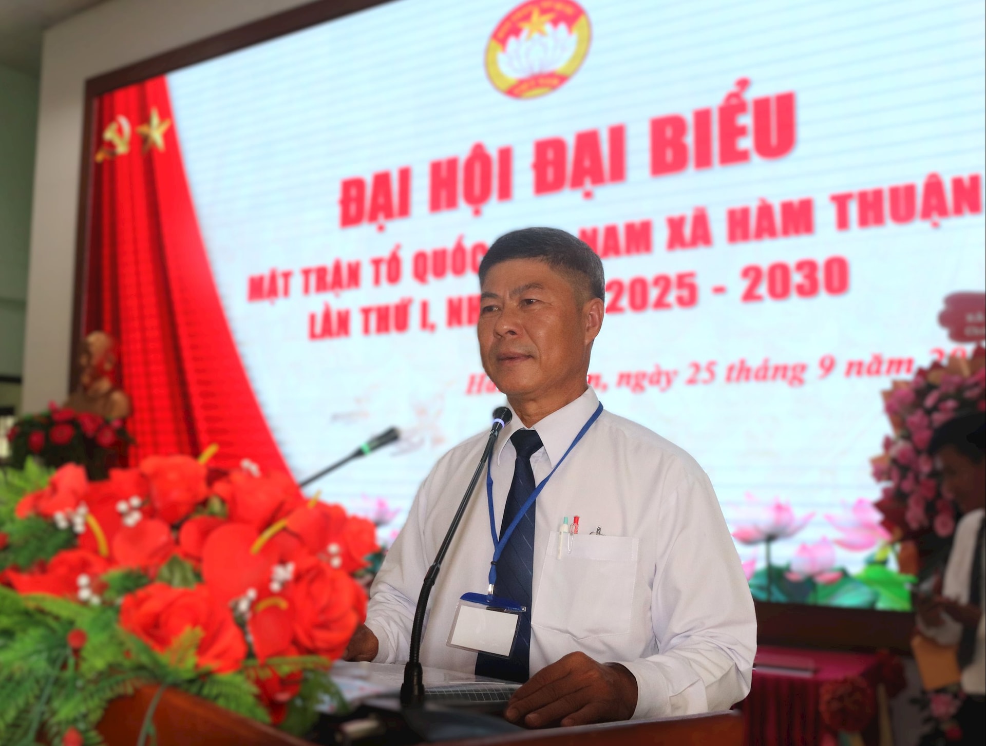 1. Ông Nguyễn Minh Thảo, Chủ tịch MTTQ Việt Nam xã Hàm Thuận báo cáo tại đại hội