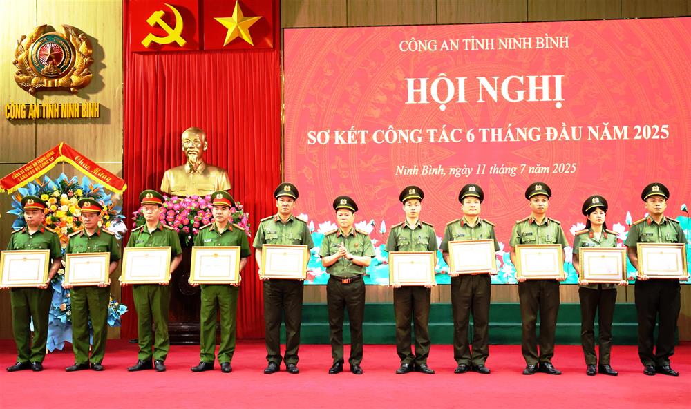 Đại tá Nguyễn Hữu Mạnh, Giám đốc Công an tỉnh trao Giấy khen tặng các tập thể, cá nhân.