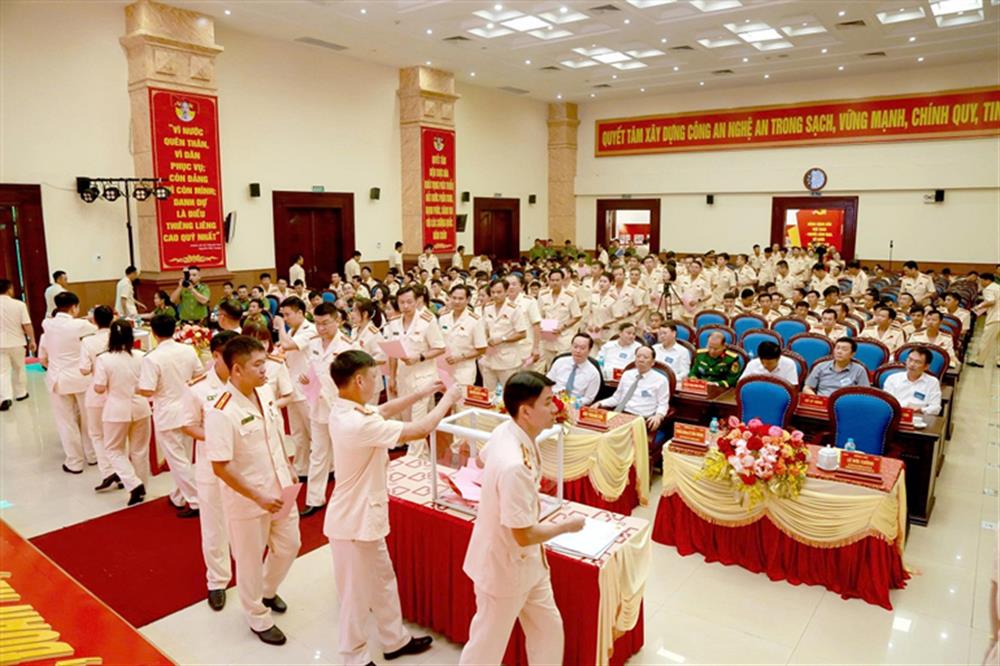 Các đại biểu bỏ phiếu bầu Ban Chấp hành Đảng bộ Công an tỉnh Nghệ An khóa XV nhiệm kỳ 2025 - 2030.