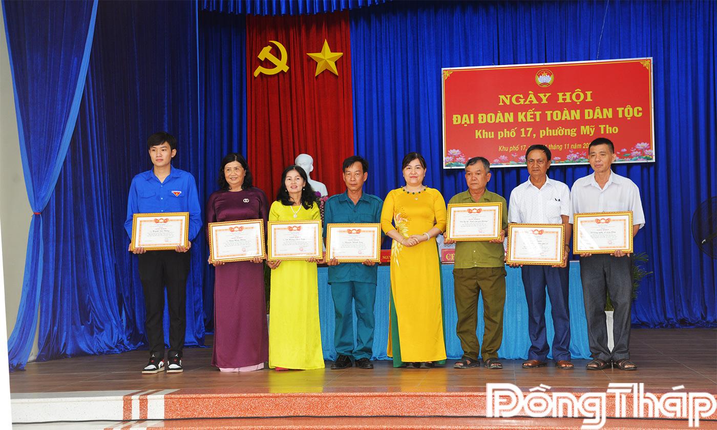 Đồng chí Võ Ngọc Bình - UV BTV Đảng ủy phường, Chủ tịch Ủy ban MTTQ Việt Nam phường Mỹ Tho lên trao giấy khen cho tập thể và các cá nhân.