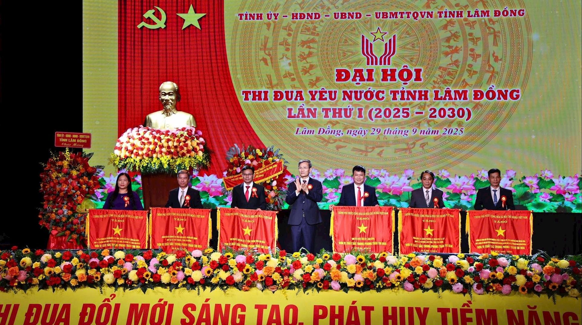 Thứ trưởng Bộ Nội vụ Cao Huy trao tặng cờ thi đua của Chính phủ cho các tập thể