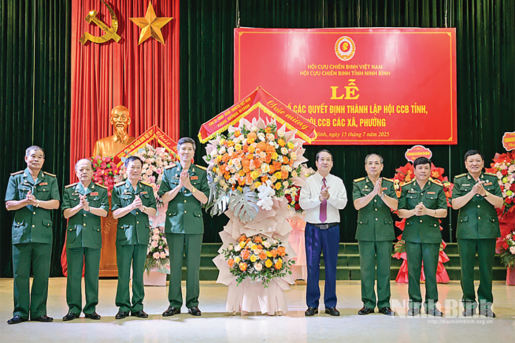 Đồng chí Mai Văn Tuất, Phó Bí thư Tỉnh ủy, Chủ tịch Ủy ban MTTQ Việt Nam tỉnh tặng hoa chúc mừng Hội Cựu chiến binh tỉnh tại Lễ công bố các quyết định thành lập Hội Cựu chiến binh tỉnh và Hội Cựu chiến binh các xã, phường tỉnh Ninh Bình. Ảnh: Trường Giang