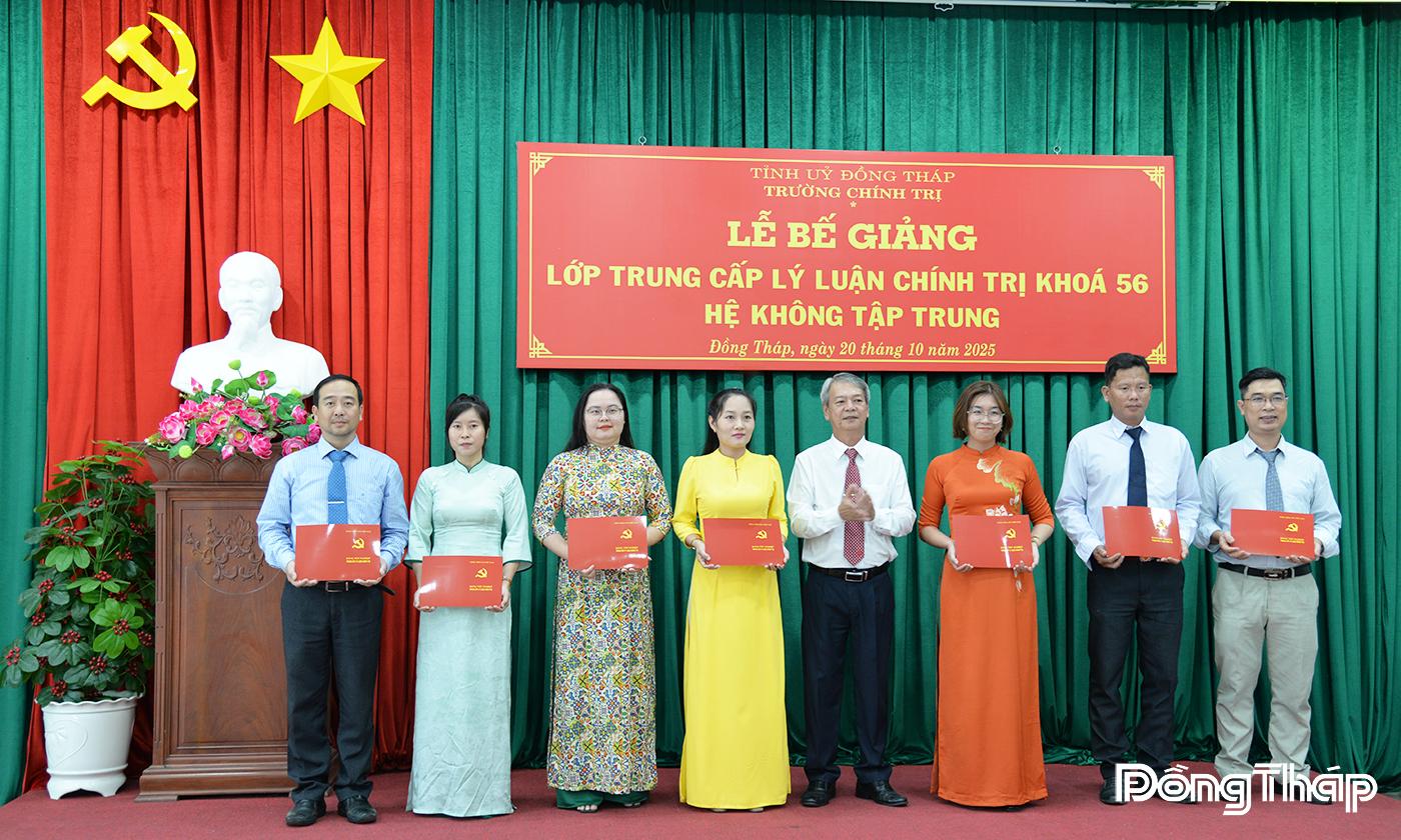 80 học viên nhận Bằng tốt nghiệp lớp Trung cấp lý luận chính trị, hệ không tập trung