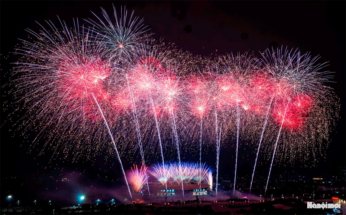 M&atilde;n nh&atilde;n m&agrave;n ph&aacute;o hoa đặc biệt ch&agrave;o mừng th&agrave;nh c&ocirc;ng Đại hội XIV của Đảng